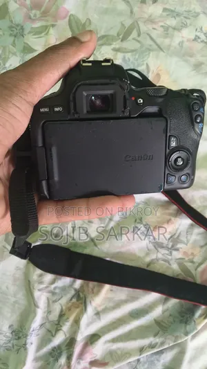 Canon 200 D