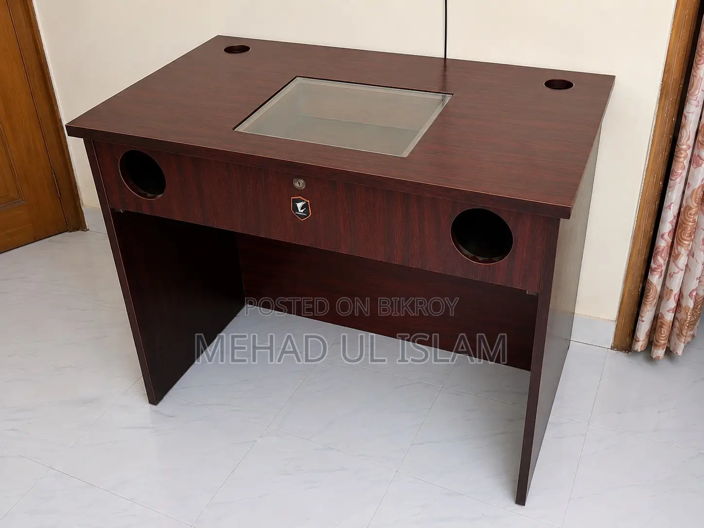কাস্টমাইজ করে বানানো টেবিল