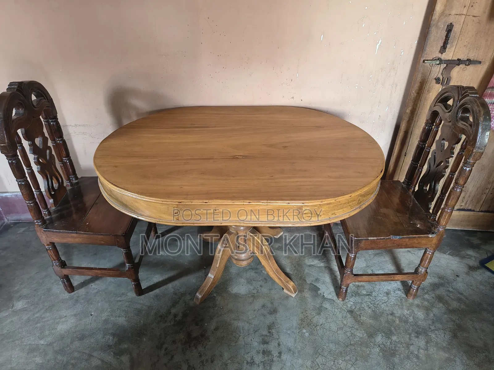 একটি ভালো মানের টেবিল এবং চেয়ার।
