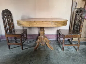 একটি ভালো মানের টেবিল এবং চেয়ার।