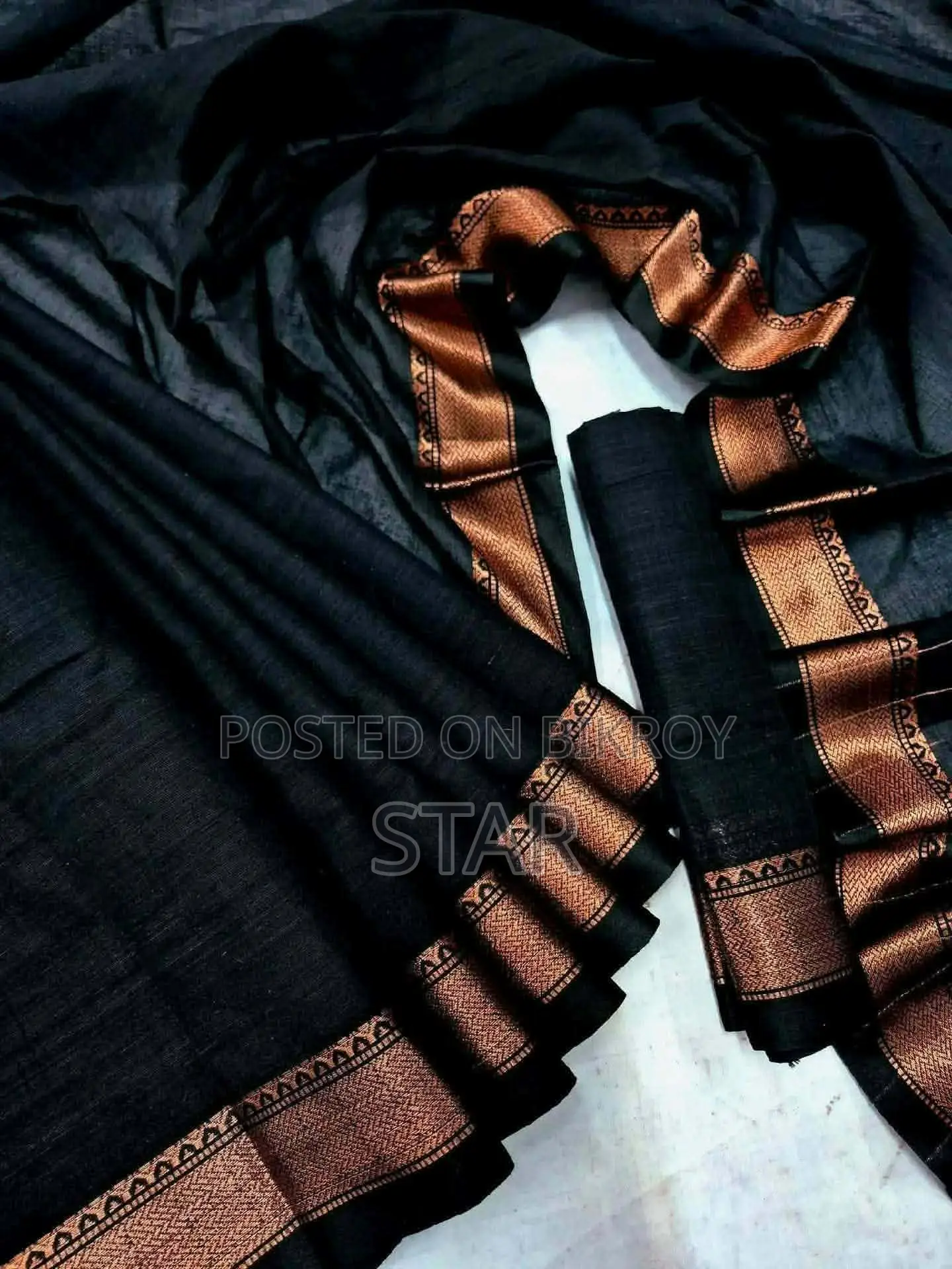 ব্লাউজ পিসসহ আকর্ষণীয় তাঁতের শাড়ি
