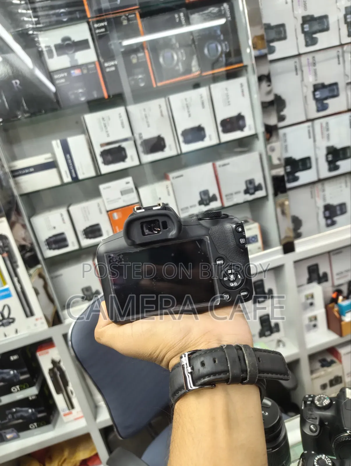 Canon R100 With 18/45mm Kit Lens Mirrorless Camera