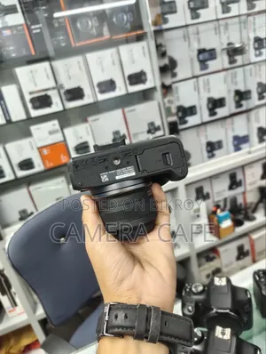 Canon R100 With 18/45mm Kit Lens Mirrorless Camera