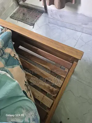 সেমি খাট৷ ৫' ৭ '