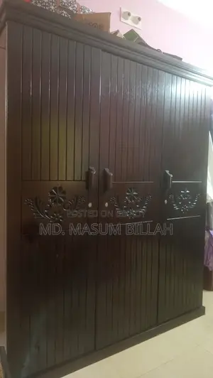 ব্যবহৃত কানাডিয়ান ওকস উডের ৩ পাল্লার আলমিরা