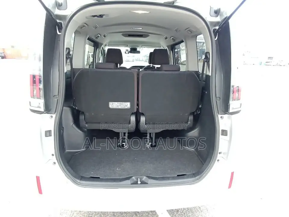 Toyota Noah 2021 Silver