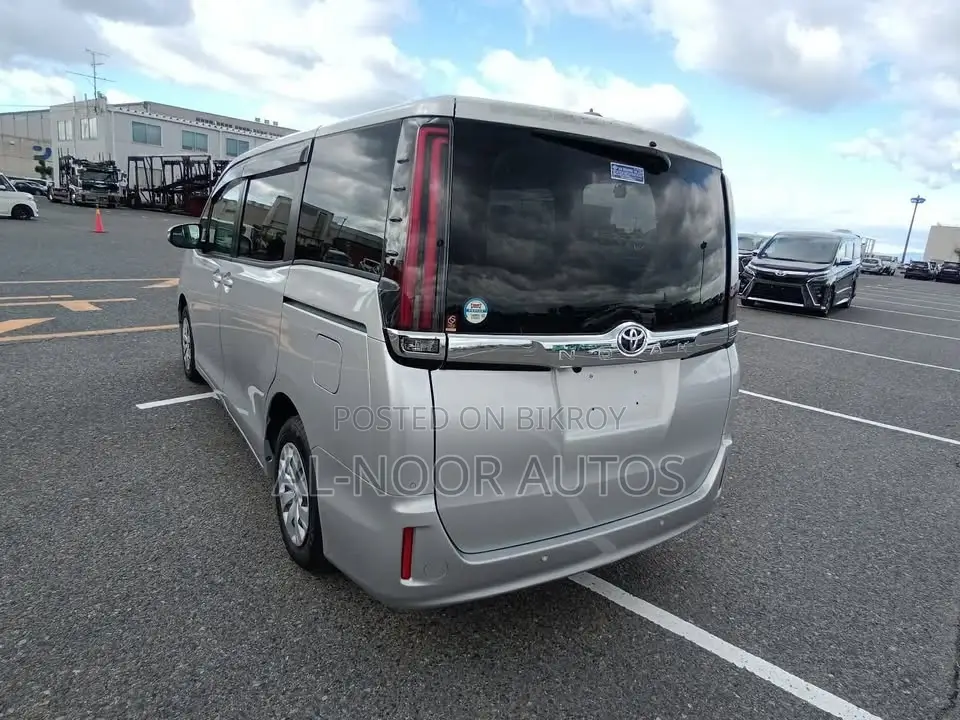 Toyota Noah 2021 Silver