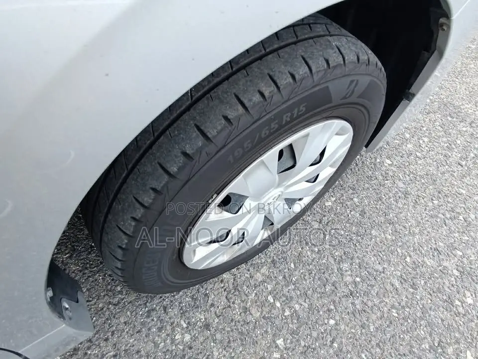 Toyota Noah 2021 Silver