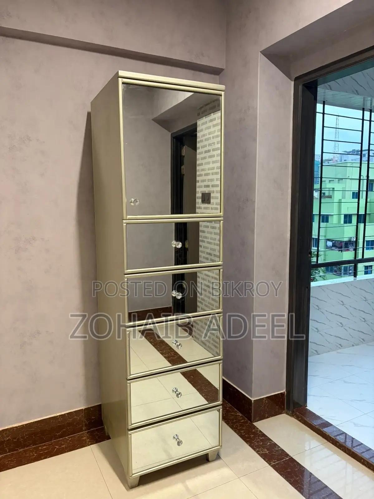 Chest of Drawer With Mirror