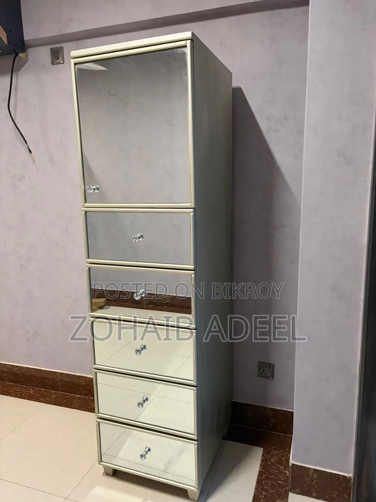 Chest of Drawer With Mirror