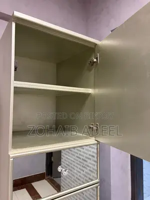 Chest of Drawer With Mirror