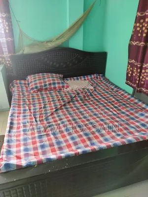 বড় সাইজের একটি খাট বিক্রি হবে।