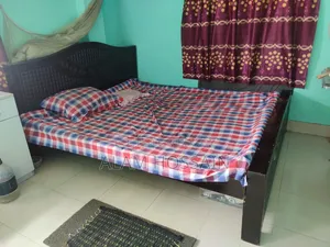 বড় সাইজের একটি খাট বিক্রি হবে।