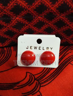 Red Stud ক্যাজুয়াল অ্যাক্রিলিক স্টাড ইয়াররিং
