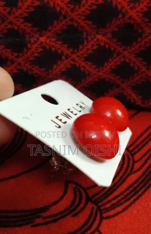 Red Stud ক্যাজুয়াল অ্যাক্রিলিক স্টাড ইয়াররিং