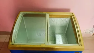 গ্লাস-টপ ডিপ ফ্রিজ বিক্রি হবে। (জরুরি টাকায়)