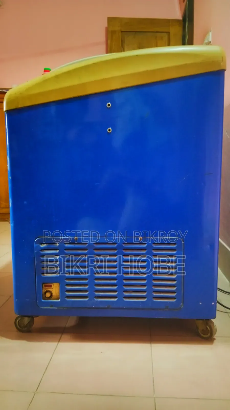গ্লাস-টপ ডিপ ফ্রিজ বিক্রি হবে। (জরুরি টাকায়)