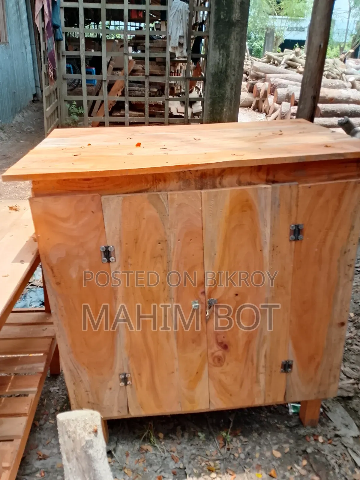 মেহেগুনি কাঠের বেঞ্চ ও সোকেস