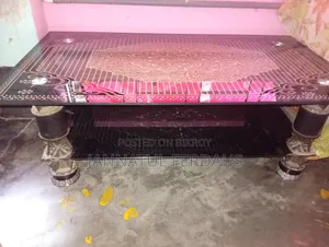কাচের টি টেবিল