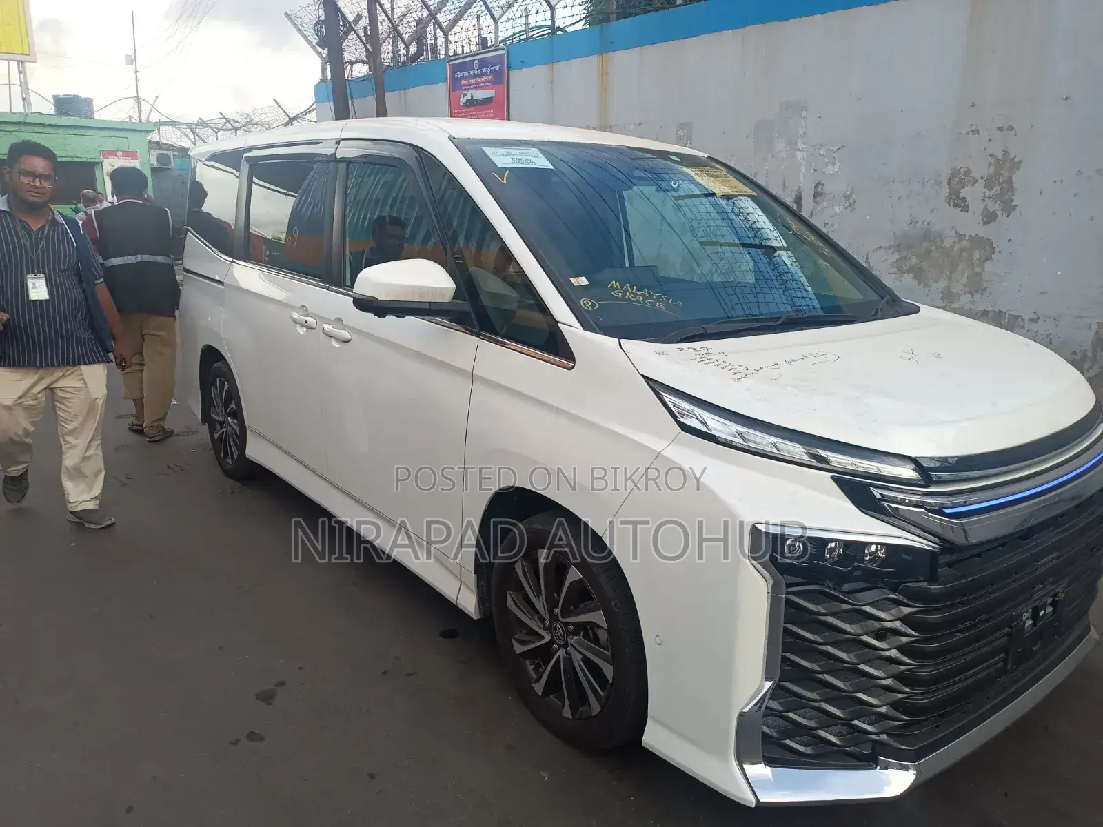 Toyota Voxy 2023 Pearl