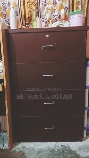 ছোট চারটা ড্রয়ারের ওয়ারড্রোব