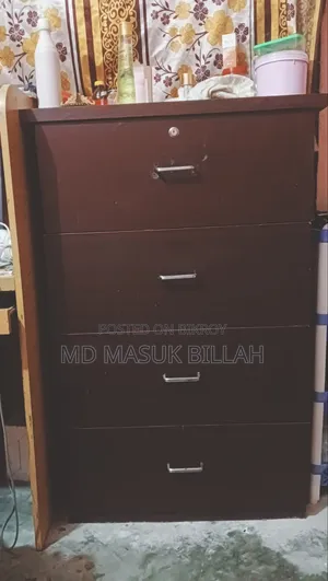 ছোট চারটা ড্রয়ারের ওয়ারড্রোব