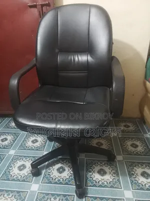 ১টি চেয়ার আর টেবিল