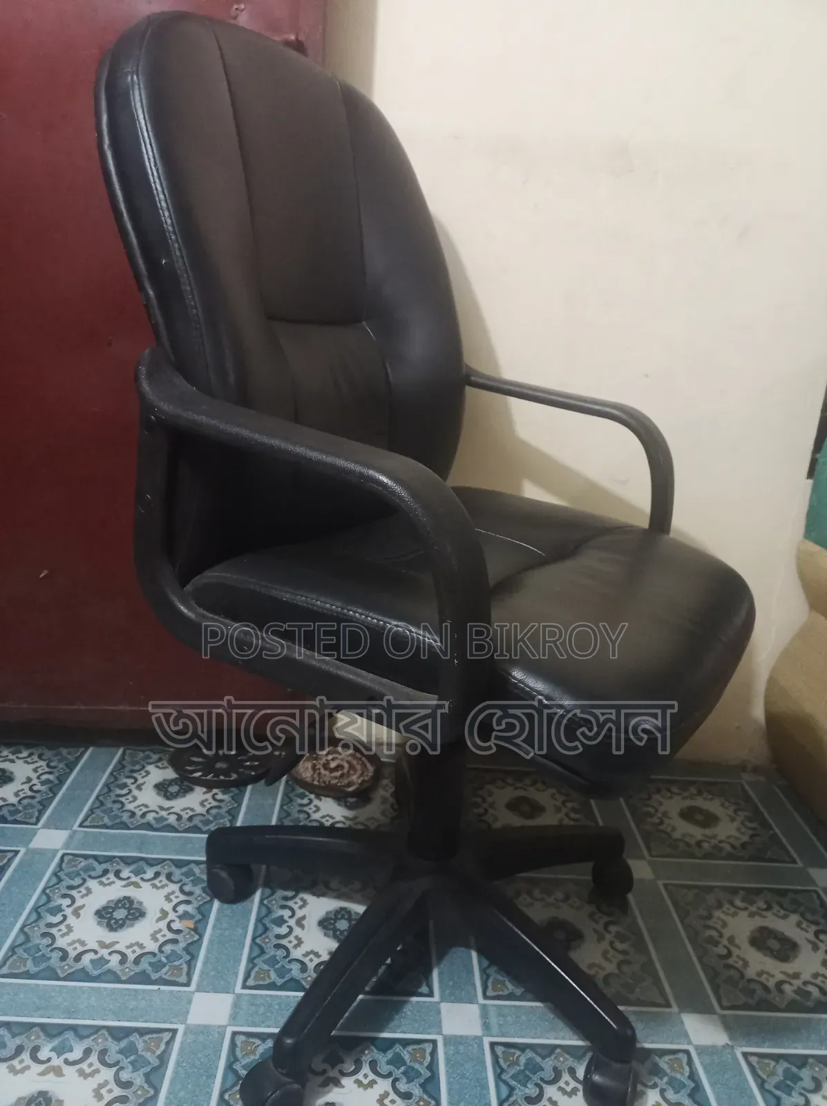 ১টি চেয়ার আর টেবিল
