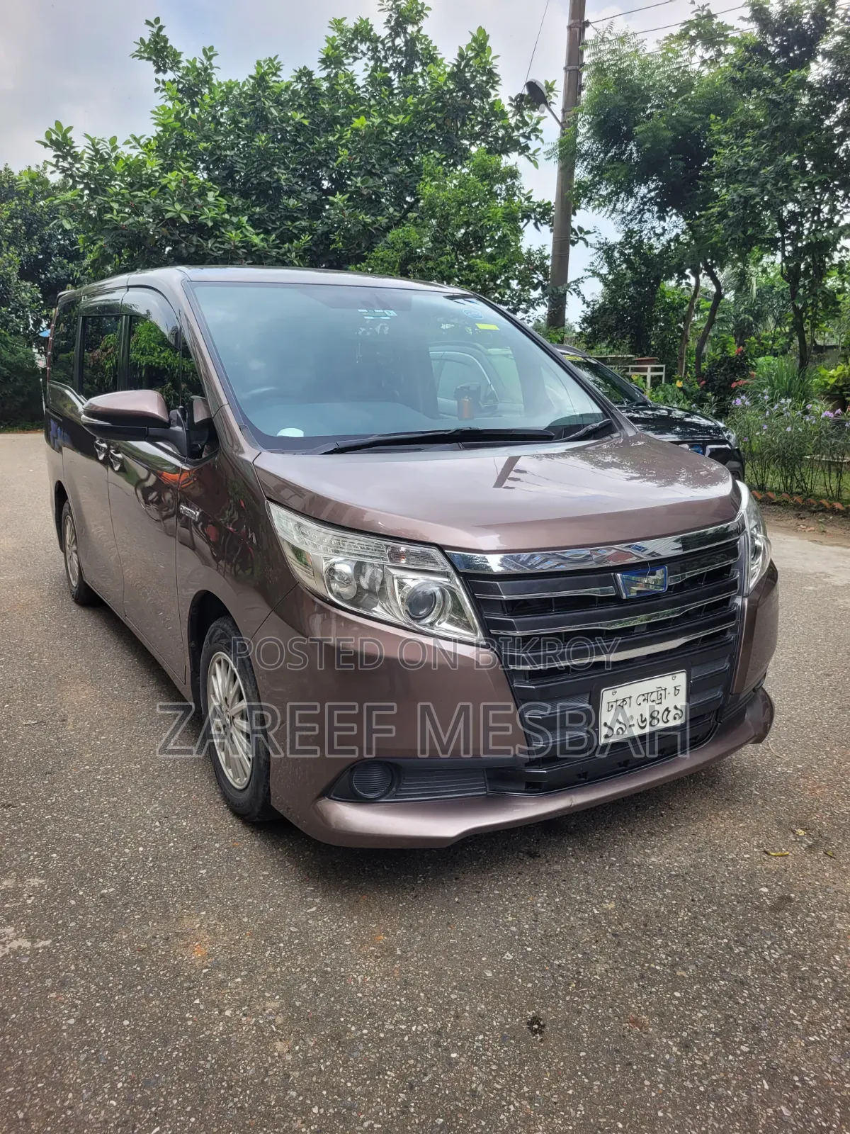 Toyota Noah 1.8 FWD Hybrid (7 Seater) 2014 Brown