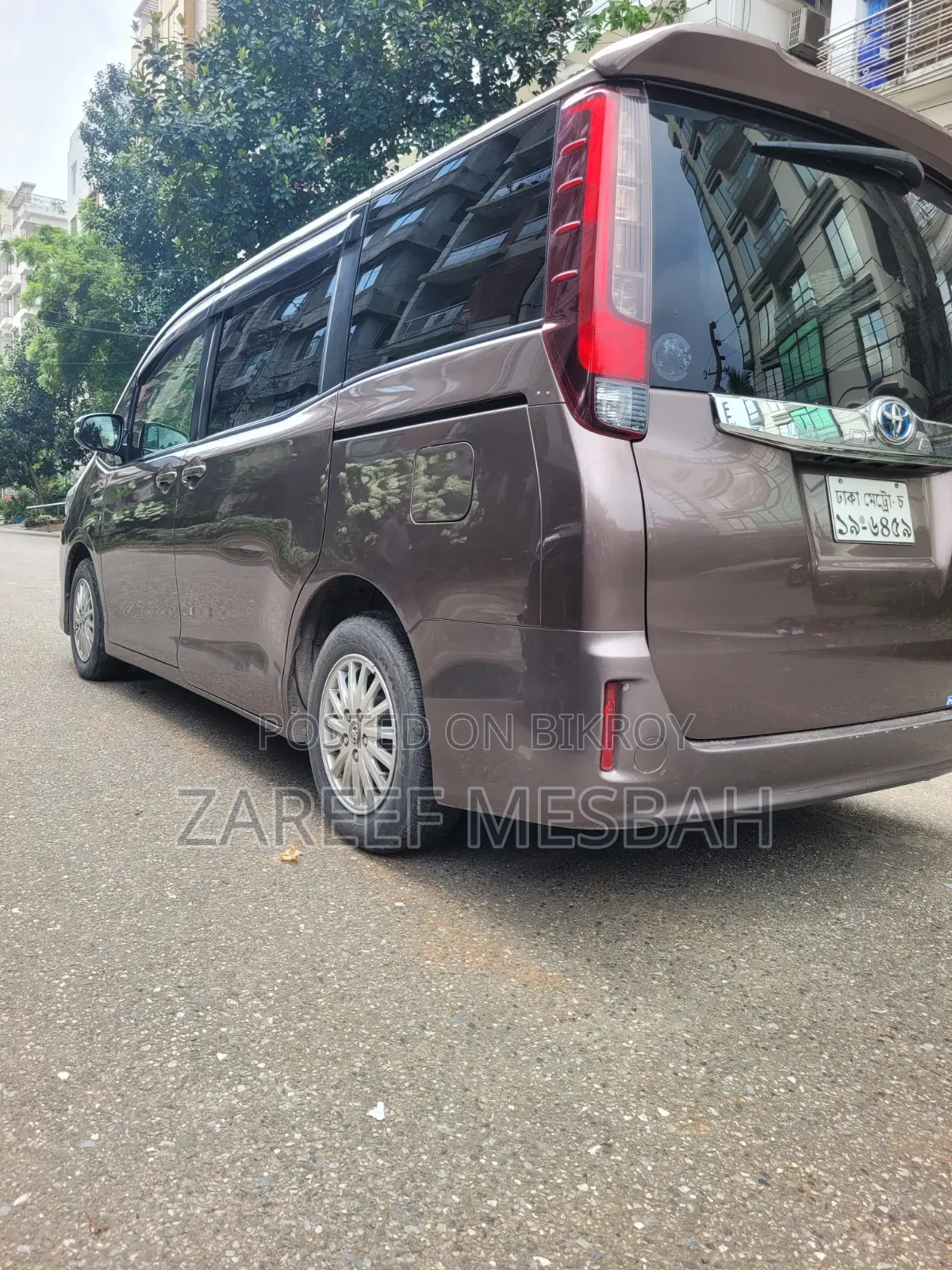 Toyota Noah 1.8 FWD Hybrid (7 Seater) 2014 Brown