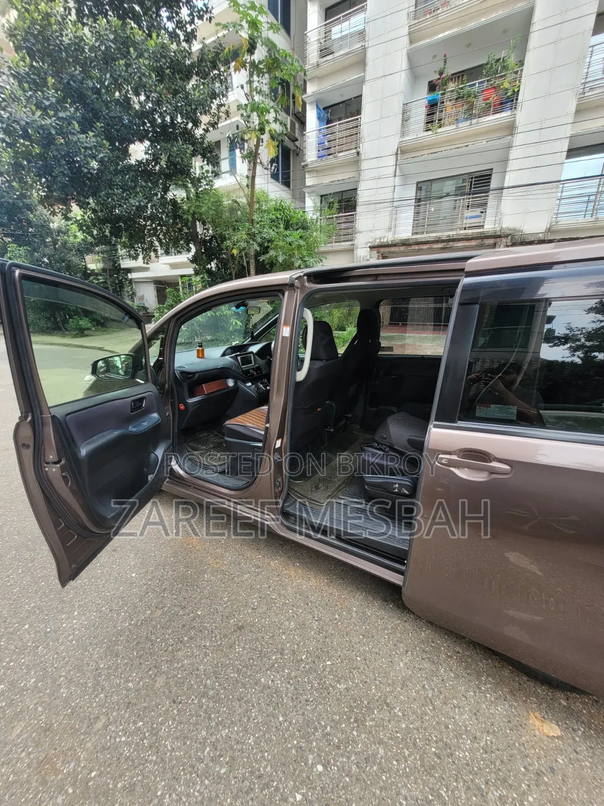 Toyota Noah 1.8 FWD Hybrid (7 Seater) 2014 Brown