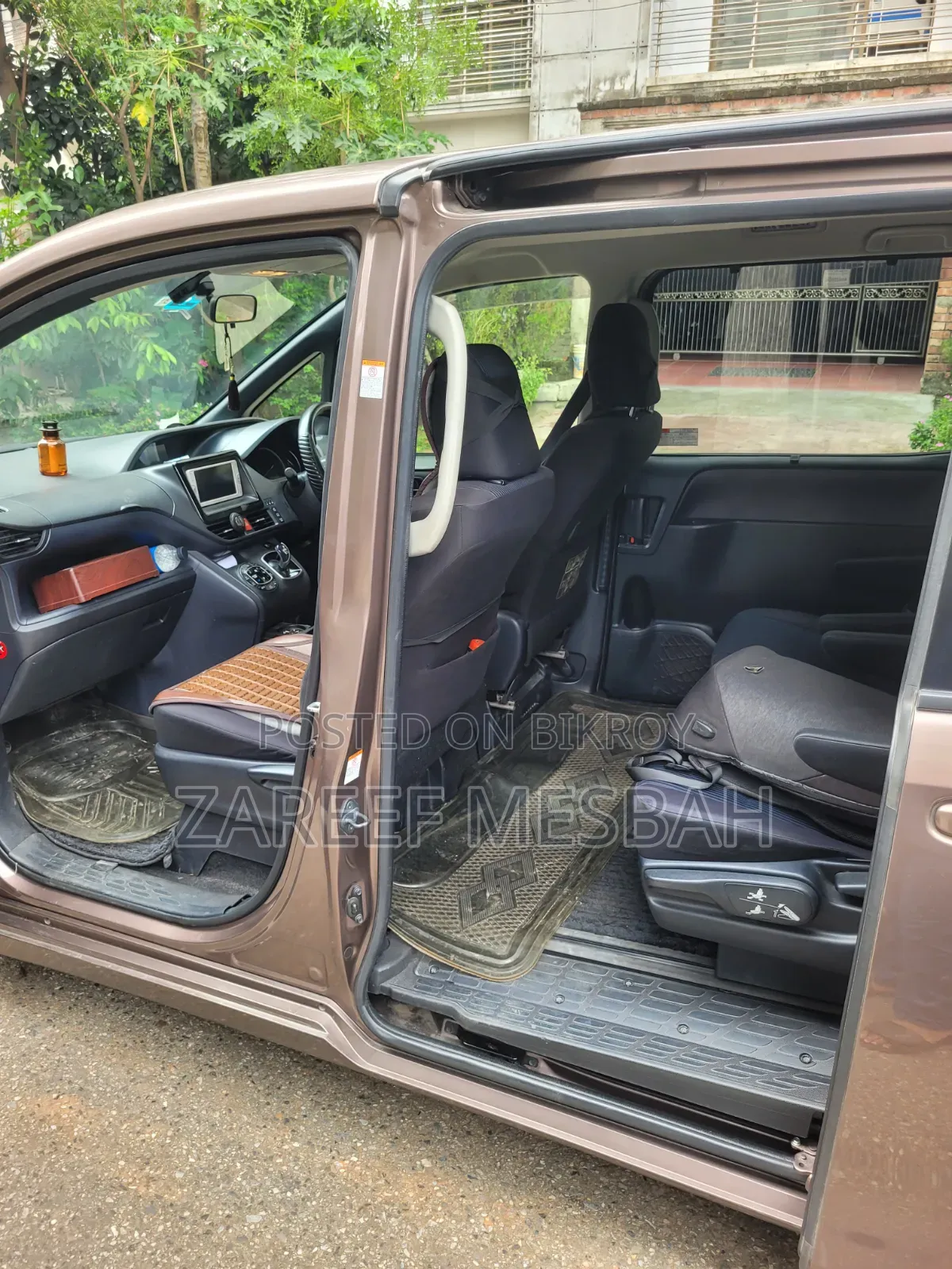Toyota Noah 1.8 FWD Hybrid (7 Seater) 2014 Brown