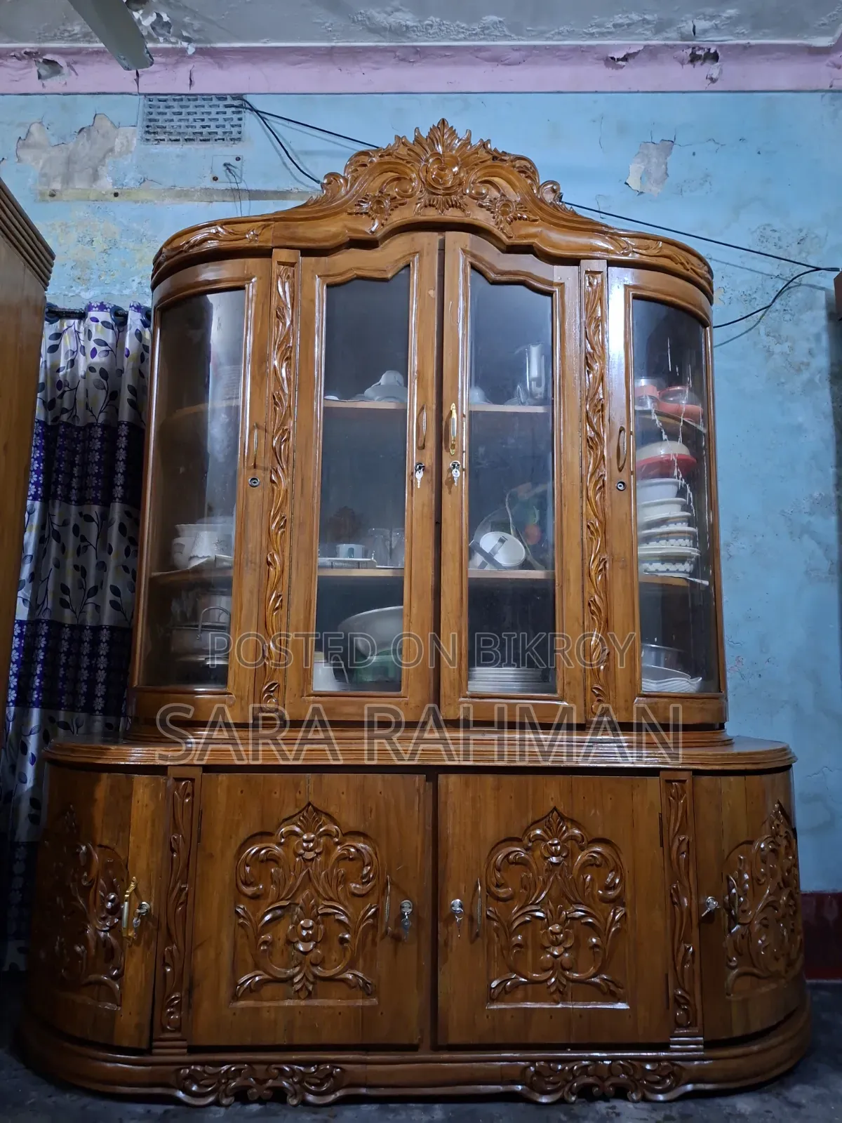 সেগুন কাঠের বড় শোকেস বিক্রয় হবে