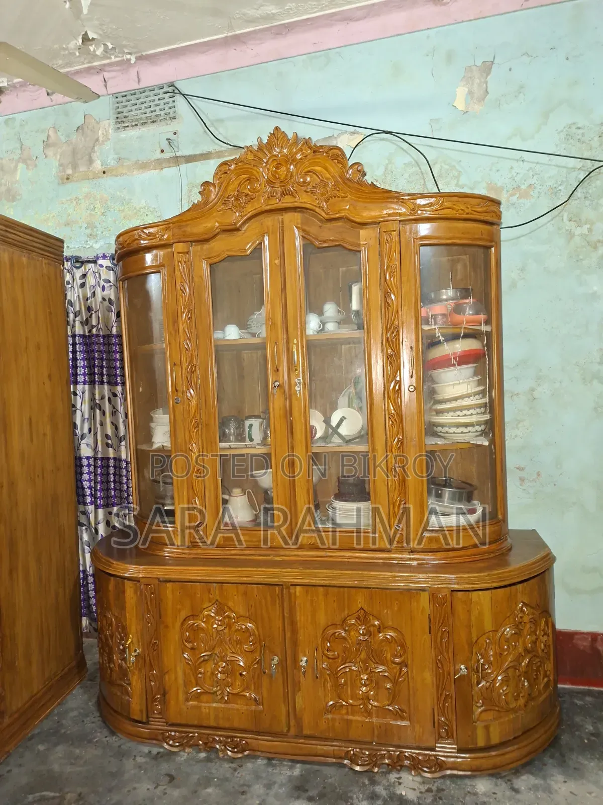 সেগুন কাঠের বড় শোকেস বিক্রয় হবে