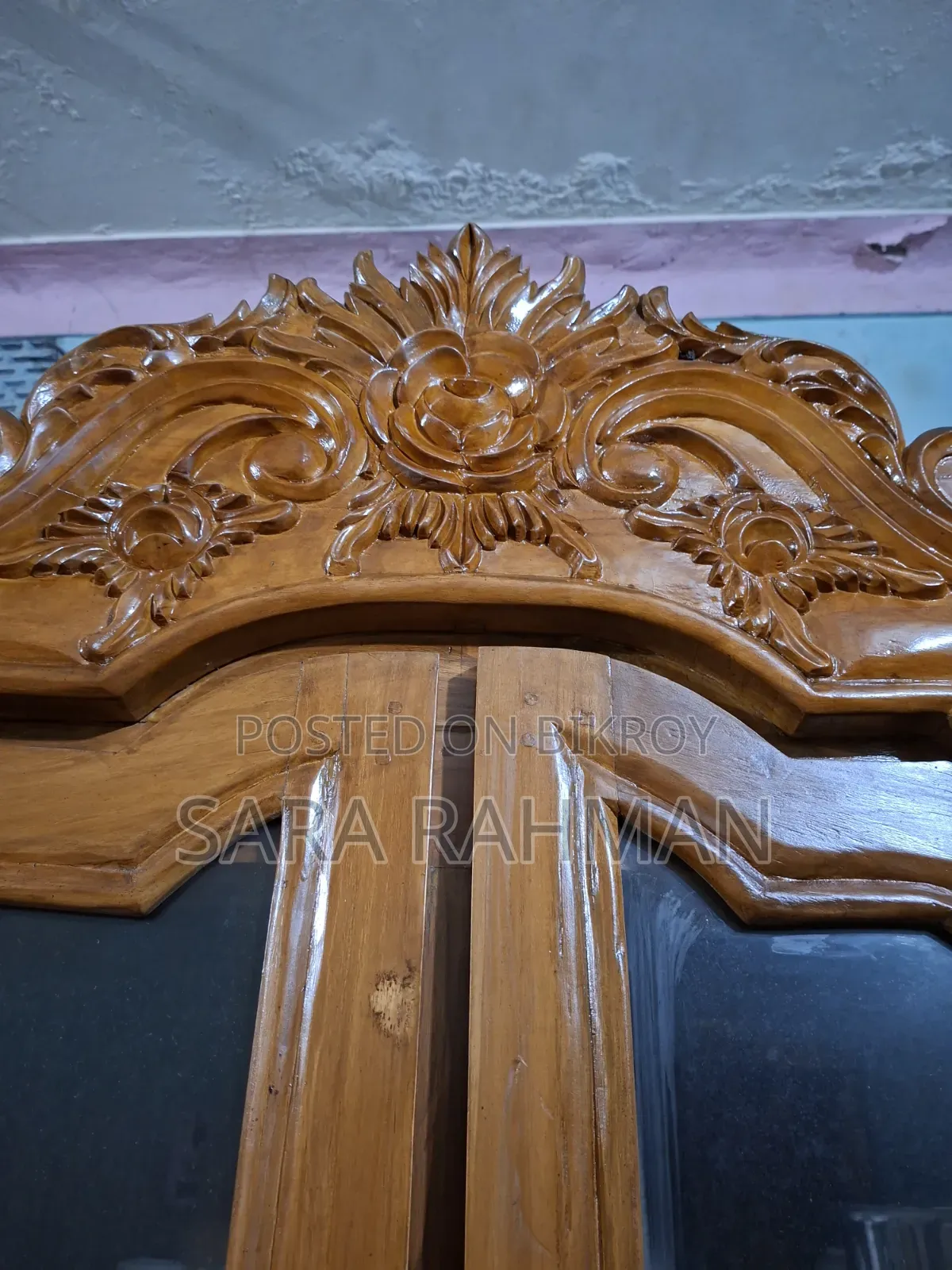 সেগুন কাঠের বড় শোকেস বিক্রয় হবে