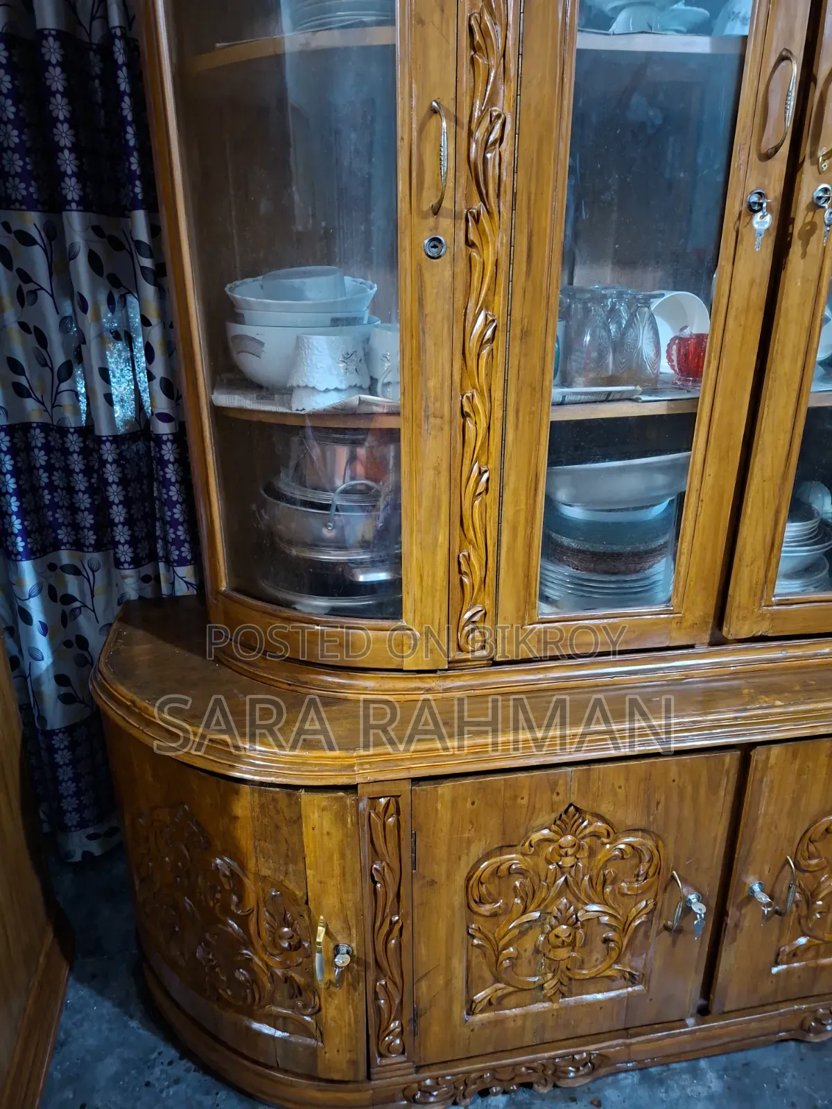 সেগুন কাঠের বড় শোকেস বিক্রয় হবে