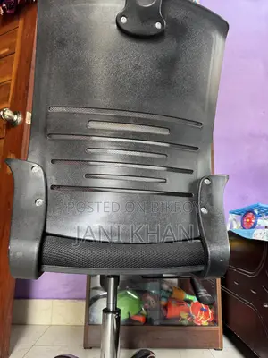 অফিস/কম্পিউটার চেয়ার বিক্রি হবে একদম নতুনের মতো