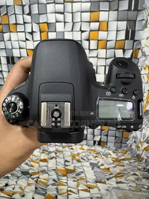 Canon 77D Only Body