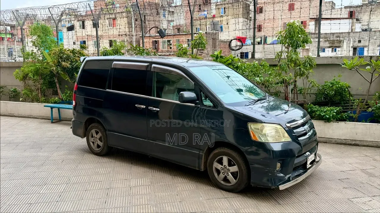 Toyota Noah 2004 Black