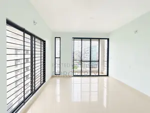 বসুন্ধরায় ১৮ বেডরুমের বাড়ি বিক্রয়ের জন্য