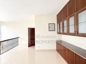বসুন্ধরায় ১৮ বেডরুমের বাড়ি বিক্রয়ের জন্য