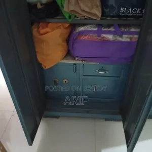 স্টিলের আলমিরা
