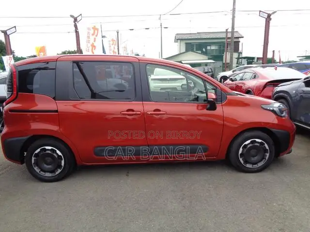 Toyota Sienta 2022 Red