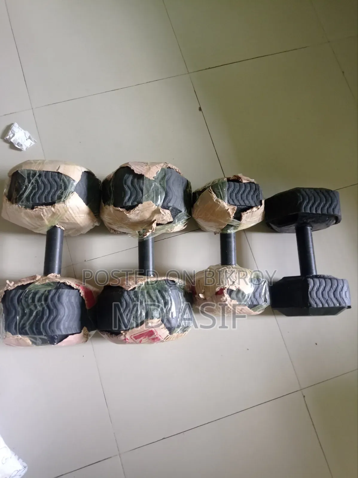 পাথরের মিশ্রণ দিয়ে তৈরি ডাম্বেল। এগুলো লম্বা, মজবুত স্টিল দিয়ে তৈরি
