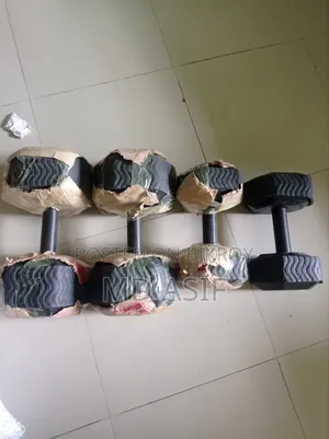 পাথরের মিশ্রণ দিয়ে তৈরি ডাম্বেল। এগুলো লম্বা, মজবুত স্টিল দিয়ে তৈরি