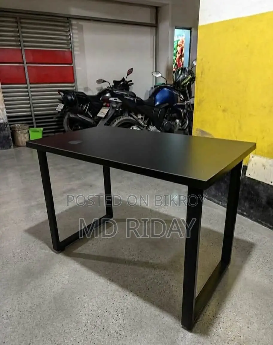 অফিস টেবিল