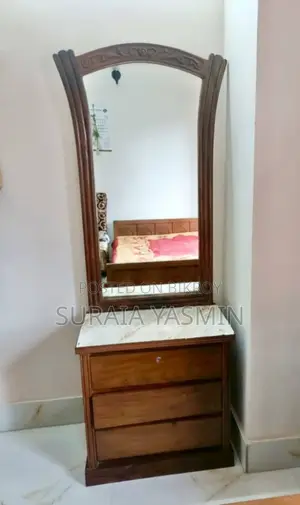 ২. কাঠের সুন্দর ড্রেসিং টেবিল
