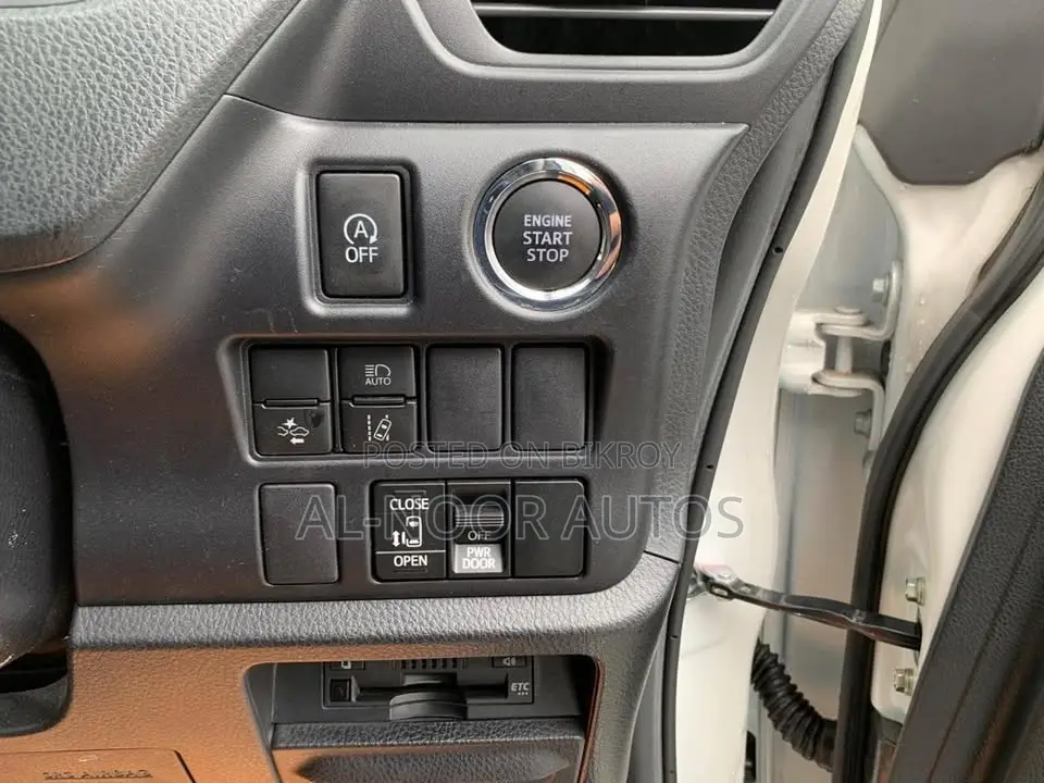Toyota Noah 2.0 FWD (8 Seater) 2021 Pearl