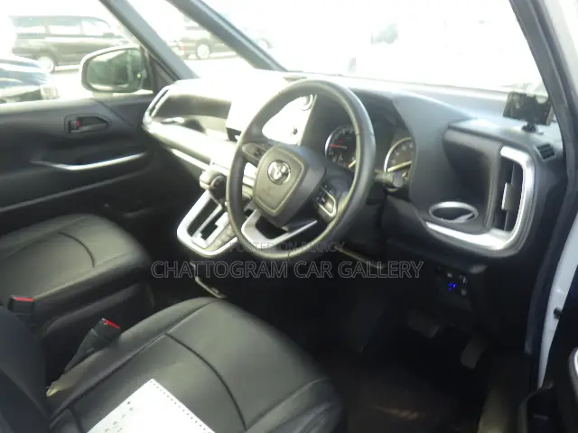 Toyota Voxy 2022 Pearl