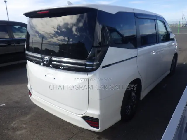Toyota Voxy 2022 Pearl